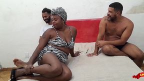 puta angolana fode com dois e fica com cu arrombado.