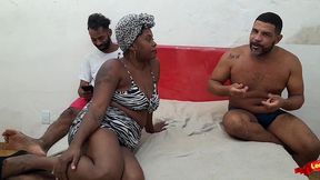 puta angolana fode com dois e fica com cu arrombado.