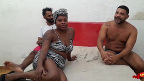 puta angolana fode com dois e fica com cu arrombado.