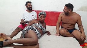 puta angolana fode com dois e fica com cu arrombado.