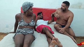 puta angolana fode com dois e fica com cu arrombado.
