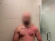 Joven Colombiano se masturba en las duchas del gimnasio