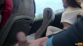 Brunette saugt im Bus steifes Rohr bis dicker Schuss kommt