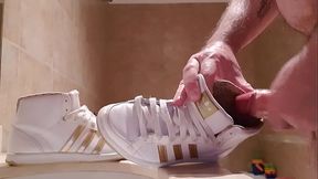 Se masturba con botitas Adidas Hoop y acaba adentro