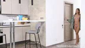 Hot babe enjoys a juicy solo session with a sweet treat