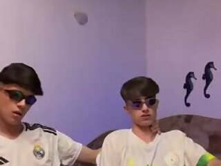 Luiz fode Cauê em seu quarto