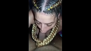 Con la vaca lola ordenando la polla