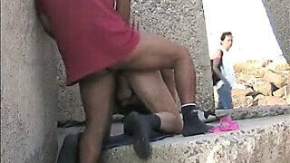 Neuken, seks in de buitenlucht, buiten – amateurmannen met grote piemels die anaal seks hebben