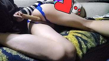 Piensa que es una joven muchachita caliente y le encanta jugar con su ano Desea una gran verga