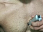 Heterosexual latino se rasura en la ducha del gimnasio
