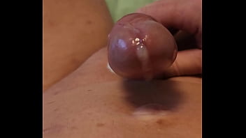 Je me branle et j&#039_&eacute_tale mon sperme sur mon ventre
