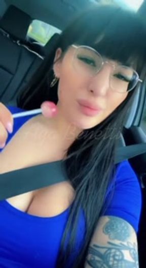 Exhibe Aya Benetti se masturbe avec un énorme gode Jason luv