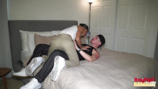 إيدي بلانكو يمارس الجنس الفموي العميق مع سانتو خورخي قبل أن يمارس معه الجنس الشرجي العنيف في الحمام