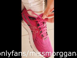 POST-GYM FEET SMELLING + WORSHIP