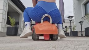 Sporty Girl Booty Bounce – Car Under Pressure Under My Ass.