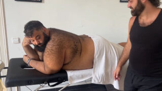 Osos gays regordetes chupando pollas con garganta profunda antes de penetración anal y eyaculaciones