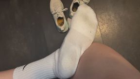 Sweaty wet warm stinky Gymfeet and sexy ass in leggins right after workout Verschwitzte warme feuchte stinkige Gymfüße direkt nach dem Training