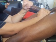 Siento a mi vecino en una silla para chupar y saborear su enorme gruesa verga hasta venirse