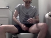 Young twink pisses all over himself on toilet