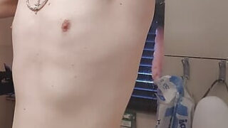 Douche – close-up zelfgemaakte video van amateur jonge Duitse homoseksuele sletjes die anaal worden geneukt