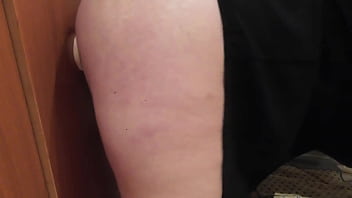 Culona con tetas enormes se masturba.