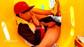 Sexo en los tubos del parque