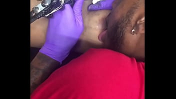 Horny tattoo artist multi-tasking sucking client&#039_s nipples