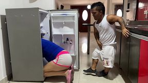 Veo a mi sexi latina embarazada hermanastra atrapada en la nevera y a cambio de ayudarle me ofrece una dura y rica follada por su apretado co&ntilde_o hasta terminar llen&aacute_ndoselo todo de mi cremosa leche.