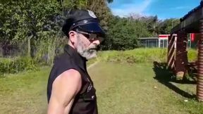 policial malandrao no meio das trilhas avistou dois individuos e foi revistar, mas logo o policial ja apalpou a rolona do suspeito e caiu de boa chupando