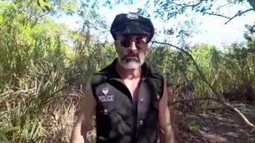 policial malandrao no meio das trilhas avistou dois individuos e foi revistar, mas logo o policial ja apalpou a rolona do suspeito e caiu de boa chupando