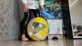 Valeri in latex Sittopop 2 small beachball