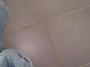 Je me branle avant la douche et sperme sur mes pieds