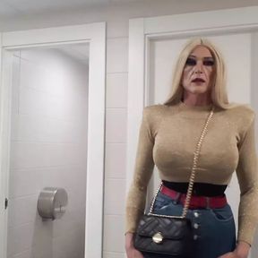 Crossdresser Blonde