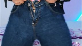 sometida con un dildo en un pantalon