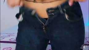 sometida con un dildo en un pantalon