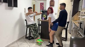 bailando reggaeton con la novia de mi amigo y le froto mi polla en su culo al frente de el ntr netorare