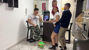 bailando reggaeton con la novia de mi amigo y le froto mi polla en su culo al frente de el ntr netorare
