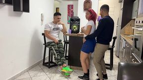 bailando reggaeton con la novia de mi amigo y le froto mi polla en su culo al frente de el ntr netorare