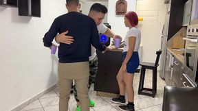 bailando reggaeton con la novia de mi amigo y le froto mi polla en su culo al frente de el ntr netorare