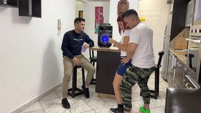 bailando reggaeton con la novia de mi amigo y le froto mi polla en su culo al frente de el ntr netorare