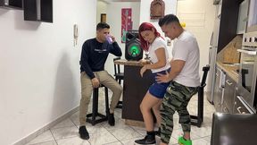 bailando reggaeton con la novia de mi amigo y le froto mi polla en su culo al frente de el ntr netorare