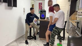 bailando reggaeton con la novia de mi amigo y le froto mi polla en su culo al frente de el ntr netorare