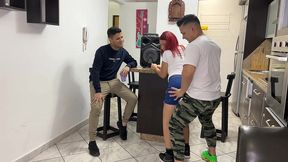 bailando reggaeton con la novia de mi amigo y le froto mi polla en su culo al frente de el ntr netorare