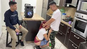 bailando reggaeton con la novia de mi amigo y le froto mi polla en su culo al frente de el ntr netorare