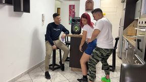 bailando reggaeton con la novia de mi amigo y le froto mi polla en su culo al frente de el ntr netorare