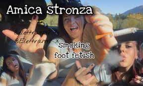 L‘AMICA STRONZA SMOKING e FOOT FETISH ita