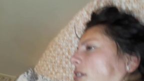 esta jovencita creyo no le doleria una doble penetracion con un platano.