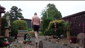 dicker mann im vorgarten