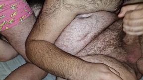 trio de tios peludos y gorditos se maman las pollas y se follan el culo
