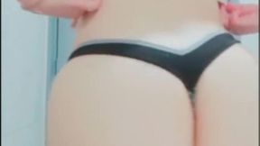 joven milf mexicana culo gordo big butt big ass quitandose toda su ropa en el bano de su oficina ensena todos su culo gordo y tanga se quita su ropa